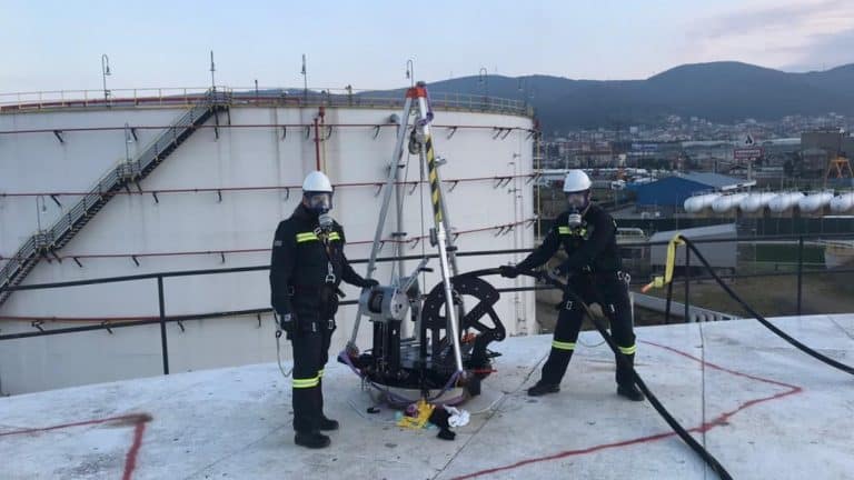 Crawler – Type Inspection of Aboveground Petroleum Storage Tank while Filled and In – Operation